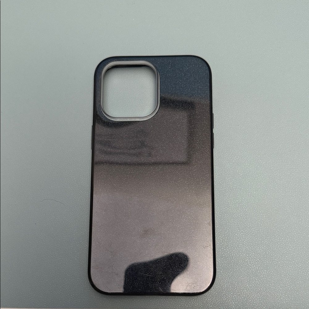 14 Pro Max Glitter Case- tiny crack in inside corner